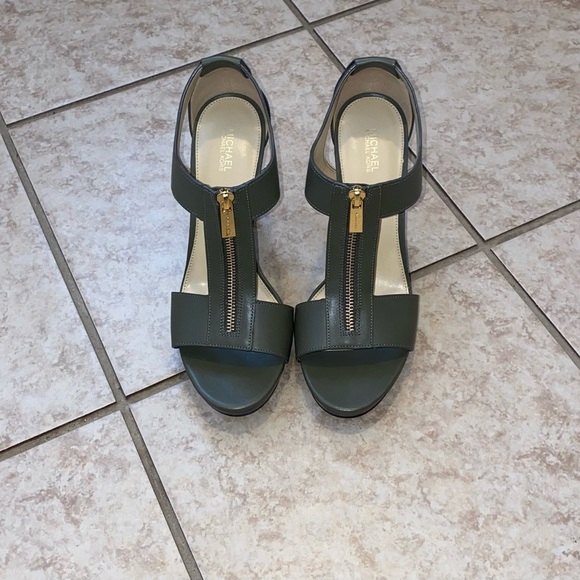 Michael Kors Alexia Leather Platform Sandal in Admiral (Drab Green), size 9M - Picture 3 of 6